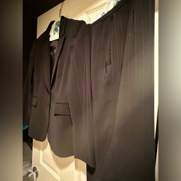 Tahari Arthur Levine Ladies Dress Suit - Pin Stripes - Picture 6 of 10